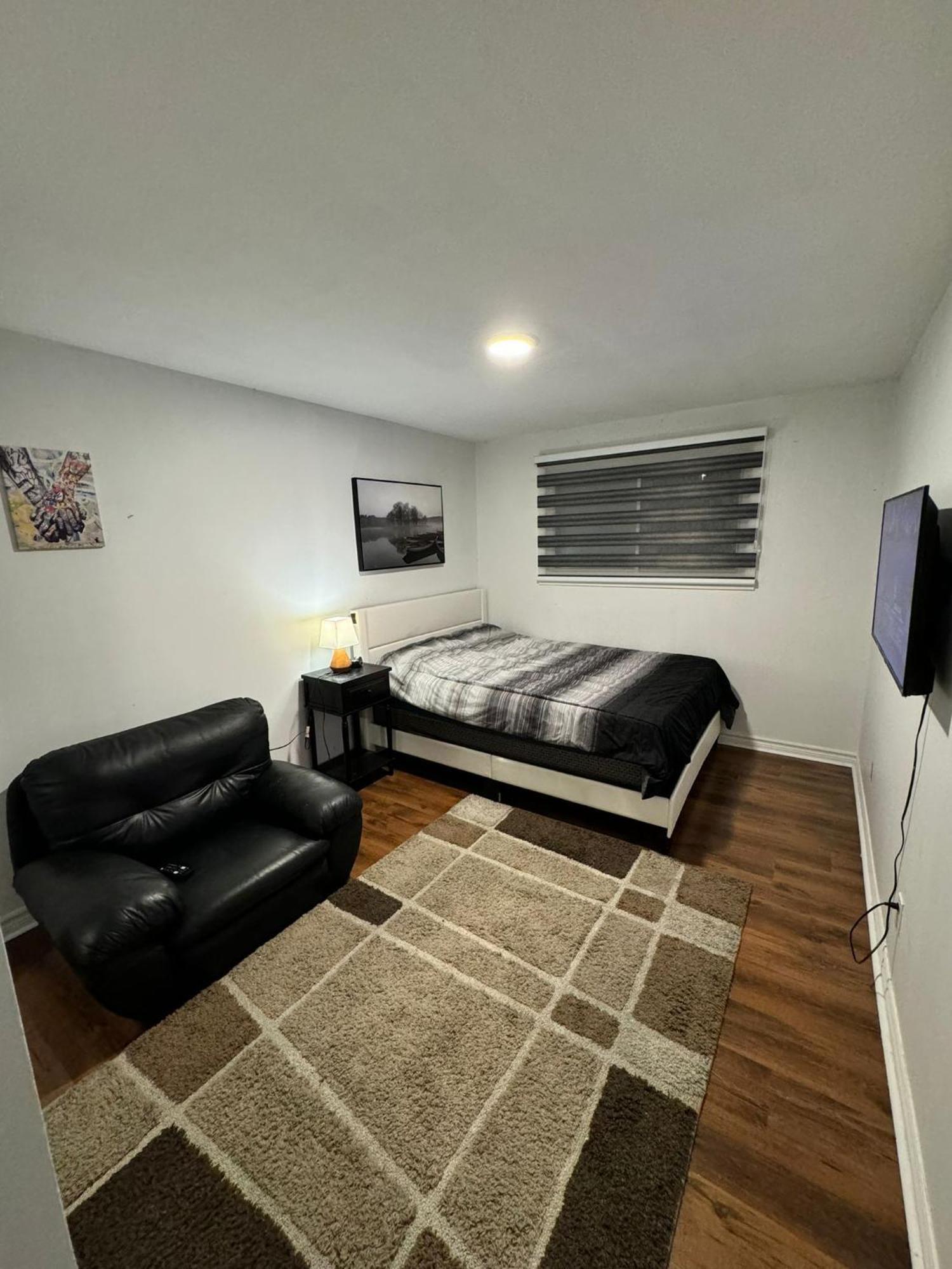 28 Bingham Road Hotel Brampton Bagian luar foto