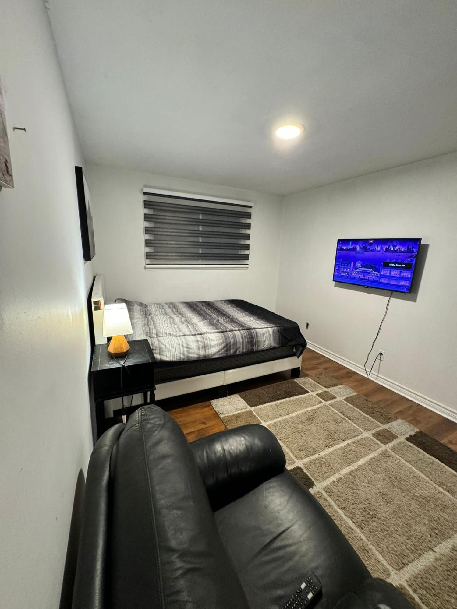 28 Bingham Road Hotel Brampton Bagian luar foto